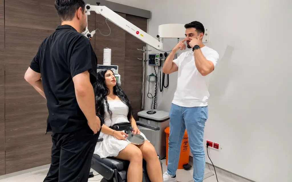 تساقط الشعر عند النساء: الأسباب العامة والخيارات التجميلية